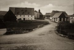 pohled na část vsi s kostelem