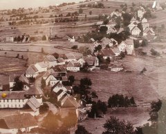 starší foto vsi s kostelem (nahoře vpravo)