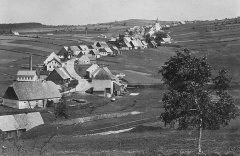 starší pohlednice vsi s kostelem (nahoře)