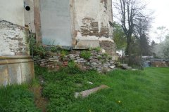 poškozené schodiště v levém zadním rohu