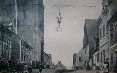 monumentální měřítko kostela kontrastující s měřítkem okolních domů