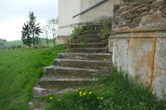 poškozené schodiště v levém zadním rohu