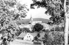 celkový pohled na město s kostelem