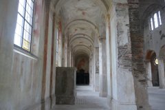 pohled do interiéru - levá boční loď