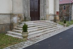 opravené hlavní přístupové schodiště ke kostelu