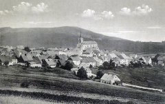 celkový pohled na město s kostelem