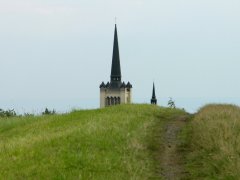 věž kostela z cesty na Šibeničák