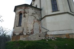 opravené schodiště v pravém zadním rohu