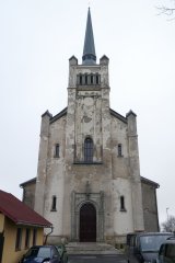 průčelí kostela s opraveným přístupovým schodištěm