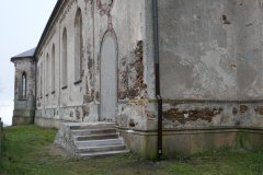 opravené boční přístupové schodiště ke kostelu