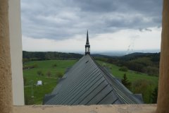 pohled z okna kostela na konec střechy