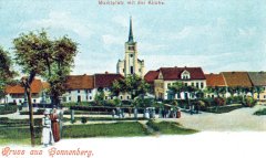 dobová pohlednice města s kostelem