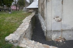 opěrná zeď nad kostelem