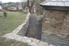 opěrná zeď nad kostelem