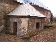 nová střecha na přístavku u levé zadní části kostela