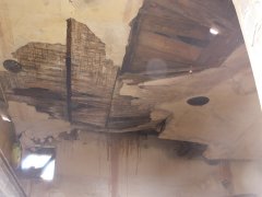 poškozený strop kostela před zřícením střechy
