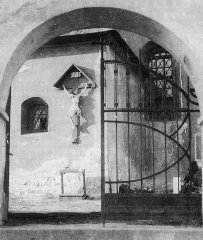 brána z kostela na hřbitov, kříž na postranním vstupu do kostela