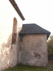 pohled na přístavek u pravé stěny kostela
