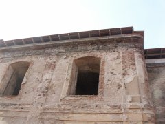 detail zadní části kostela zprava