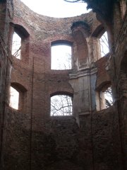pohled do interiéru - stěny presbytáře