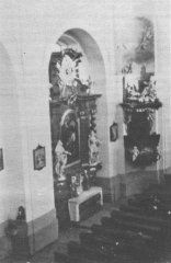 starší foto interiéru kostela - boční oltář sv. Terezie