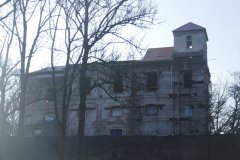 pohled zleva