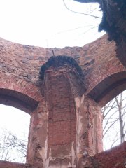 pohled do interiéru - stěny presbytáře