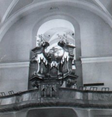 starší foto interiéru kostela - varhany na kruchtě