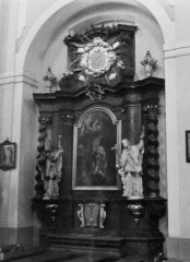 starší foto interiéru kostela - boční oltář sv. Ludvíka Francouzského