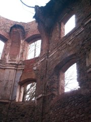 pohled do interiéru - stěny presbytáře