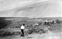 historické foto kostela (v pozadí vpravo)