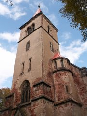 pohled na věž kostela