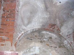 klenba nad oknem směrem na západ