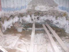 podlaha, kde se nacházel oltář