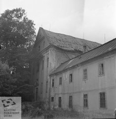 chátrající kostel a klášter