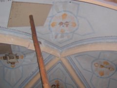 pohled do interiéru - klenba presbytáře