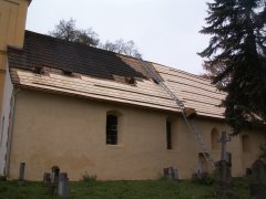 oprava střechy na pravé straně lodi