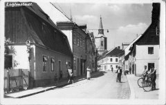 pohled ulicí ke kostelu