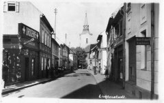 pohled ulicí ke kostelu