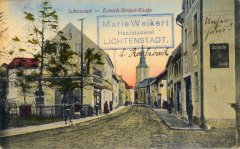 pohled ulicí ke kostelu