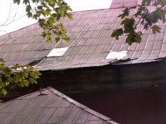 detail poškozené střechy