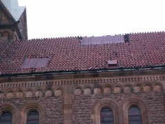 provizorně vyspravená střecha kostela