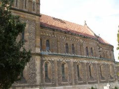 pohled na pravou stěnu a poškozenou část střechy