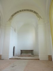 pohled do interiéru - výmalba presbytáře