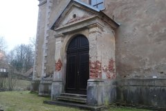 hlavní vchod do kostela