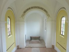 pohled do interiéru - výmalba presbytáře