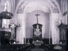 starší foto interiéru kostela - hlavní oltář