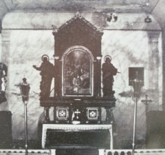interiér kostela před zničením - oltář