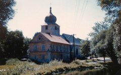 kostel s farou a návesním rybníkem