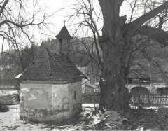 starší foto kaple - pohled zezadu zleva
